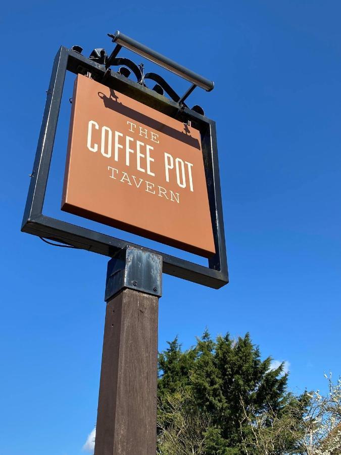 Potterspury The Coffee Pot Tavern B&B 외부 사진
